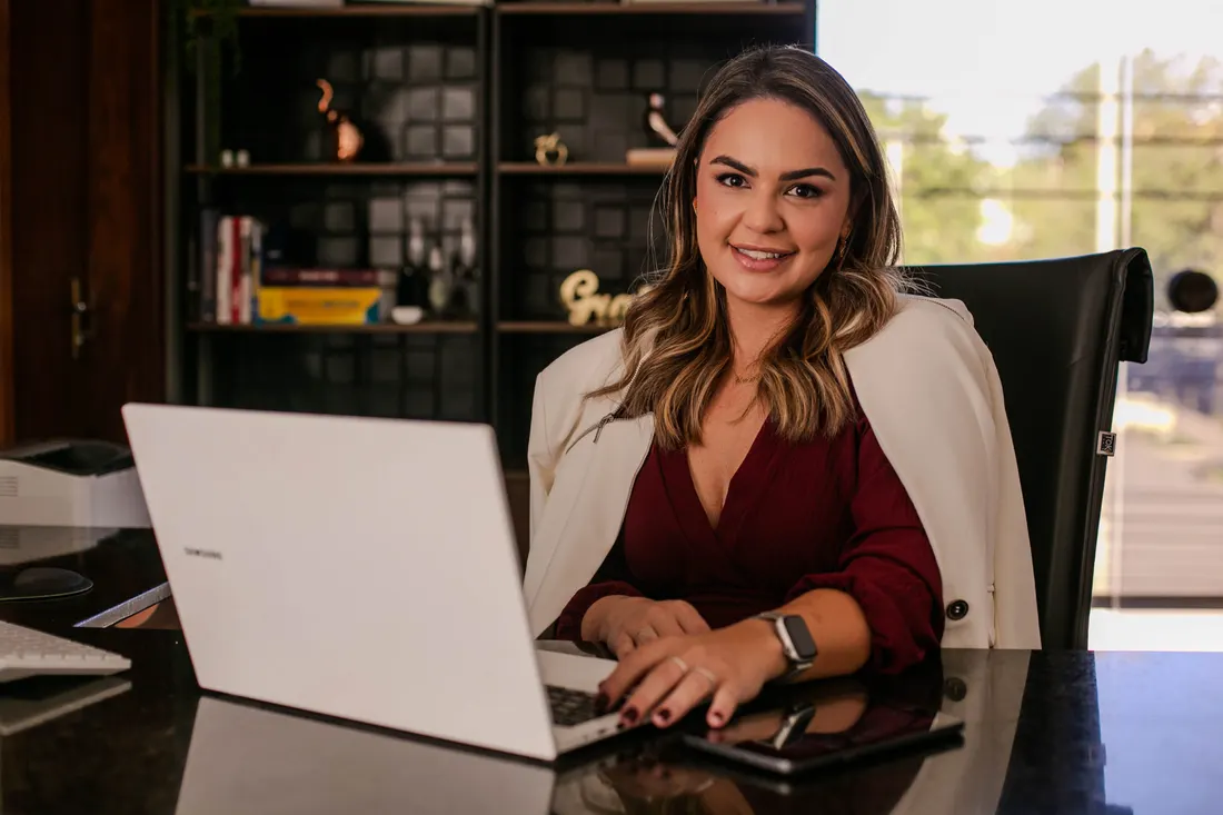 Dra. Priscilla Coutinho no escritório Coutinho Advocacia